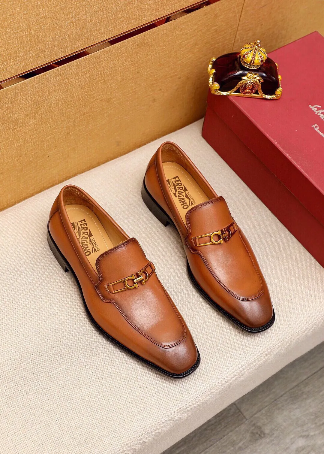 Men's shoes 💰480 💐 Product trademark: Ferragamo "Ferragamo" casual leather shoes Regular size: 38-44 (45🉑️customized) Product materials: Selected imported first-layer calfskin upper + luxury hardware buckle, imported water-dyed cow leather lining. Strong three-dimensional visual effect, original outsole color: 2 colors available